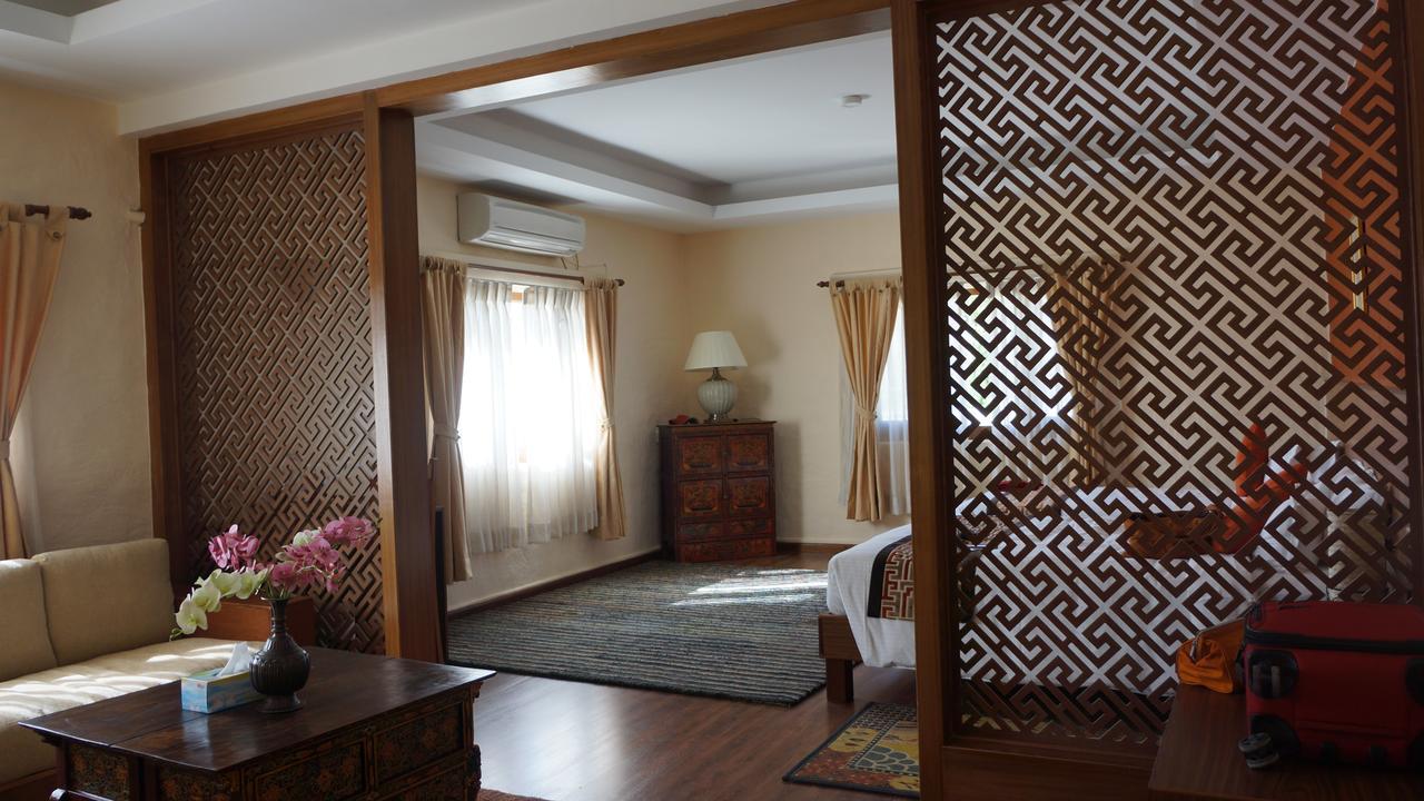 Royal Mustang Resort Nāmbo Exterior foto